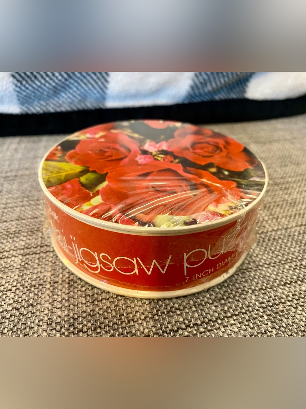NEW Vintage Sealed Springbok Hallmark Mini-Jigsaw Puzzle 7-inch Round Red Roses